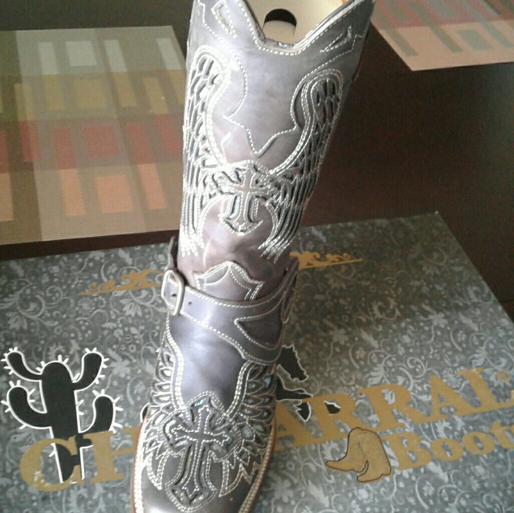 Boots - Picture 3 of 4